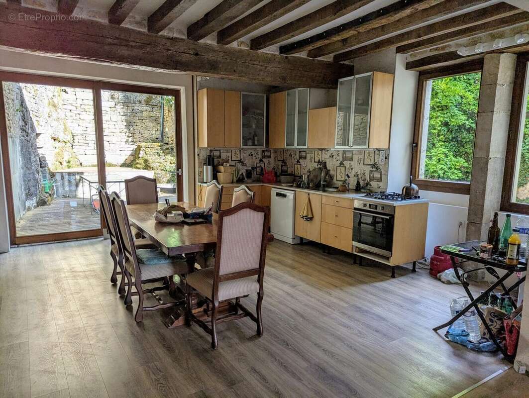 cuisine aménagée ouverte sur la terrasse - Maison à CLAMECY