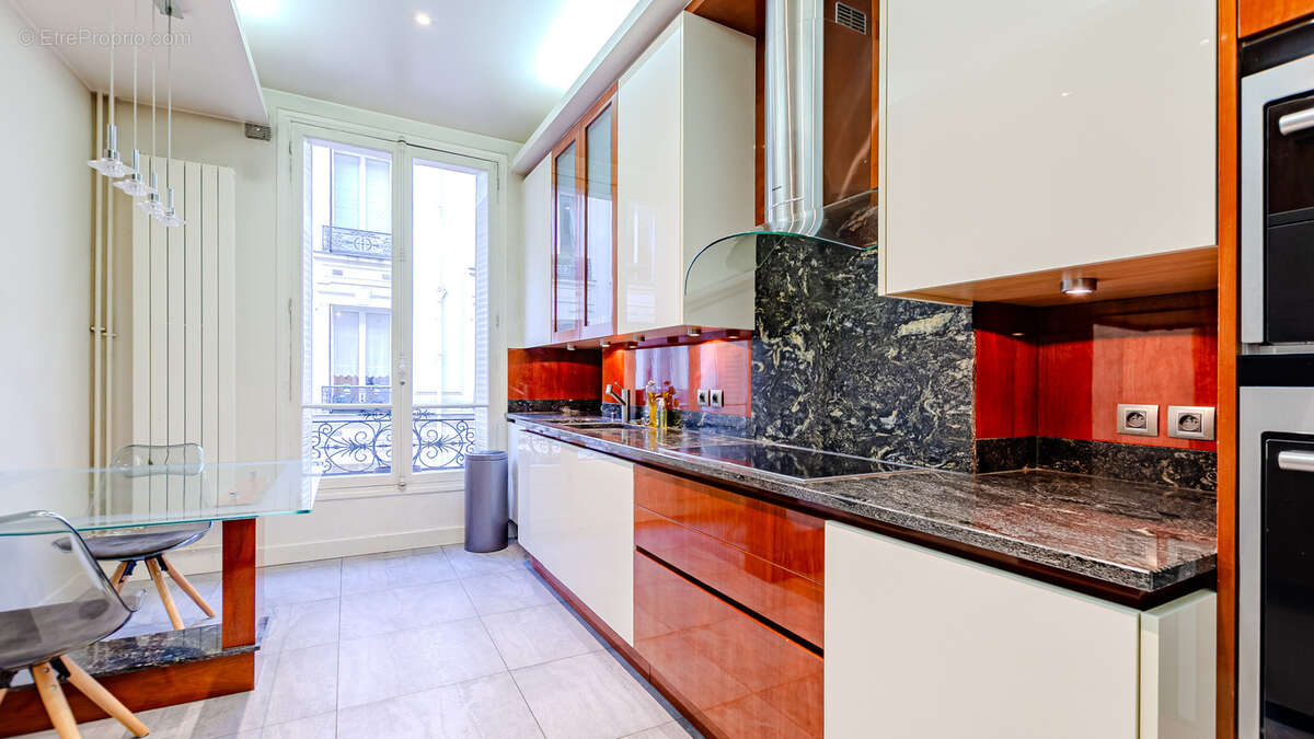 VENTE Paris 7e Champs de Mars  Appartement familial 3 chambres parquet moulures cheminées - photo 8