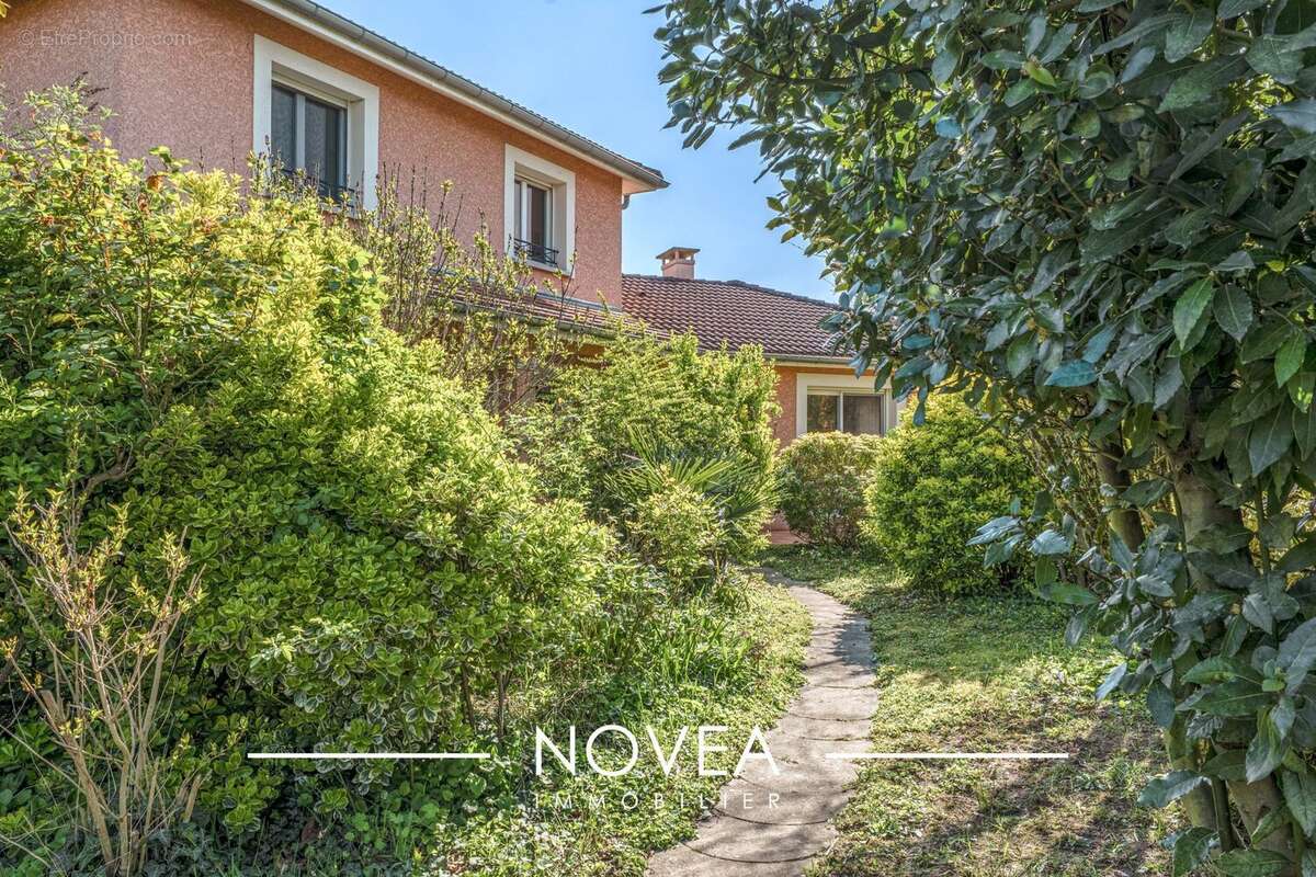 Maison à COLLONGES-AU-MONT-D'OR