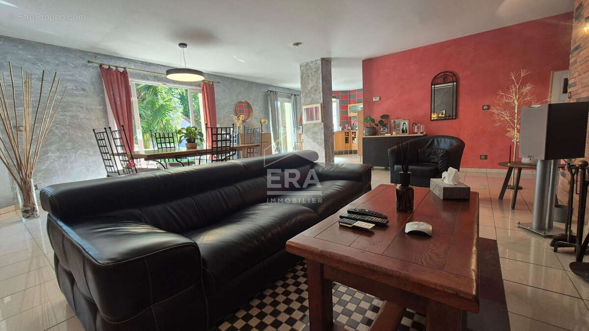 Maison à MANDRES-LES-ROSES