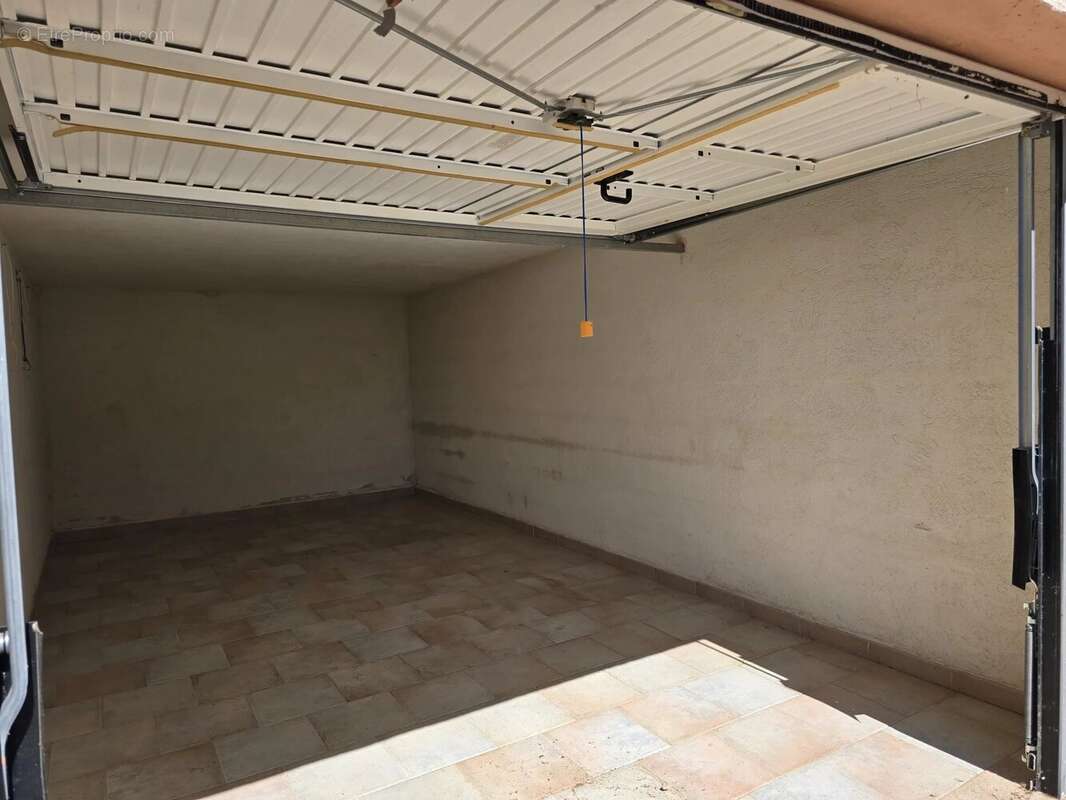 Parking à BORMES-LES-MIMOSAS