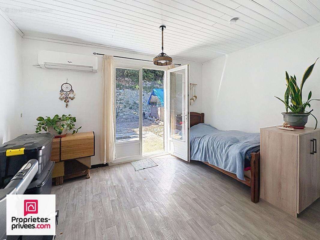 Villa avec grand garage sur 2360 m² de terrain divisible - photo 8