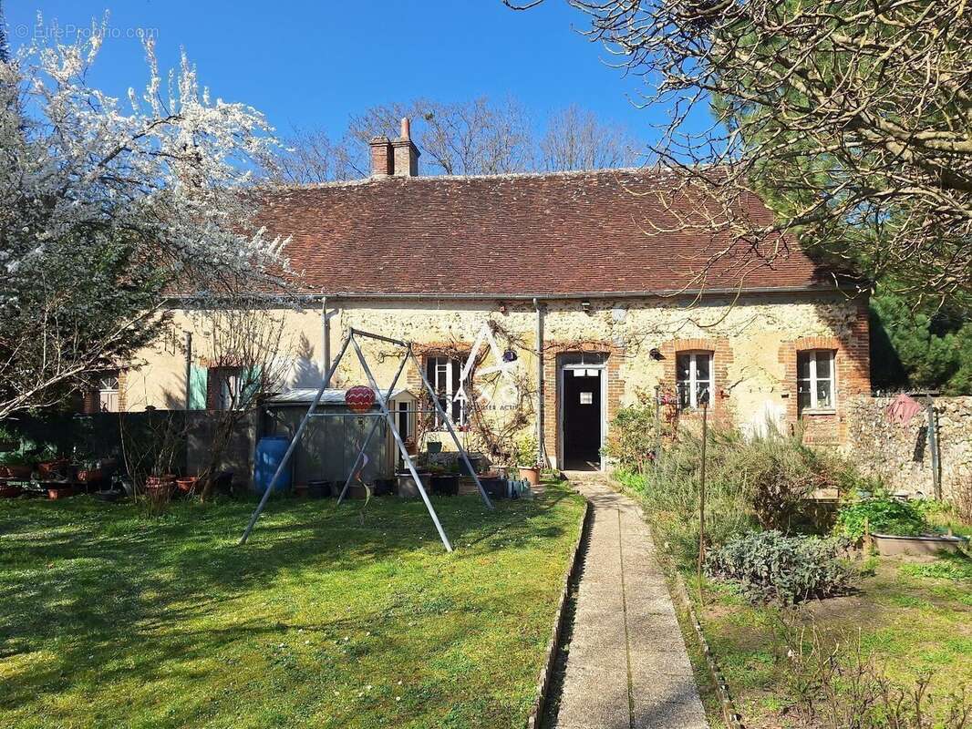 Maison avec nombreuses dépendances et fort potentiel d'aménagement - photo 8
