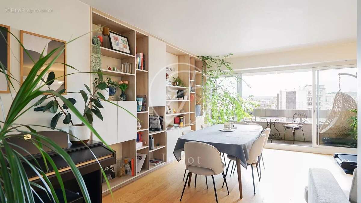 Appartement à PARIS-16E