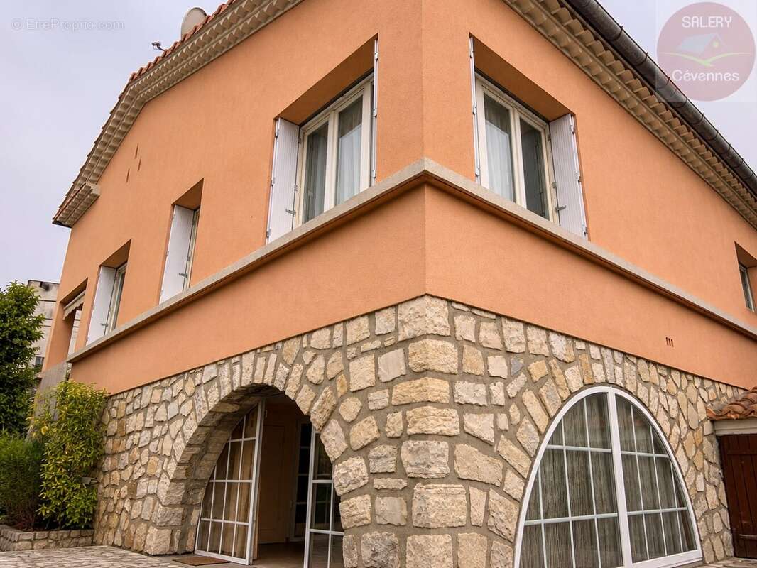 Maison de caractère avec jardin et garage - photo 2