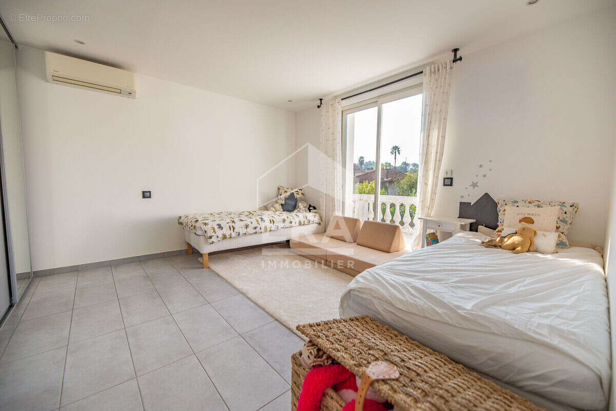 Maison à LA ROQUETTE-SUR-SIAGNE