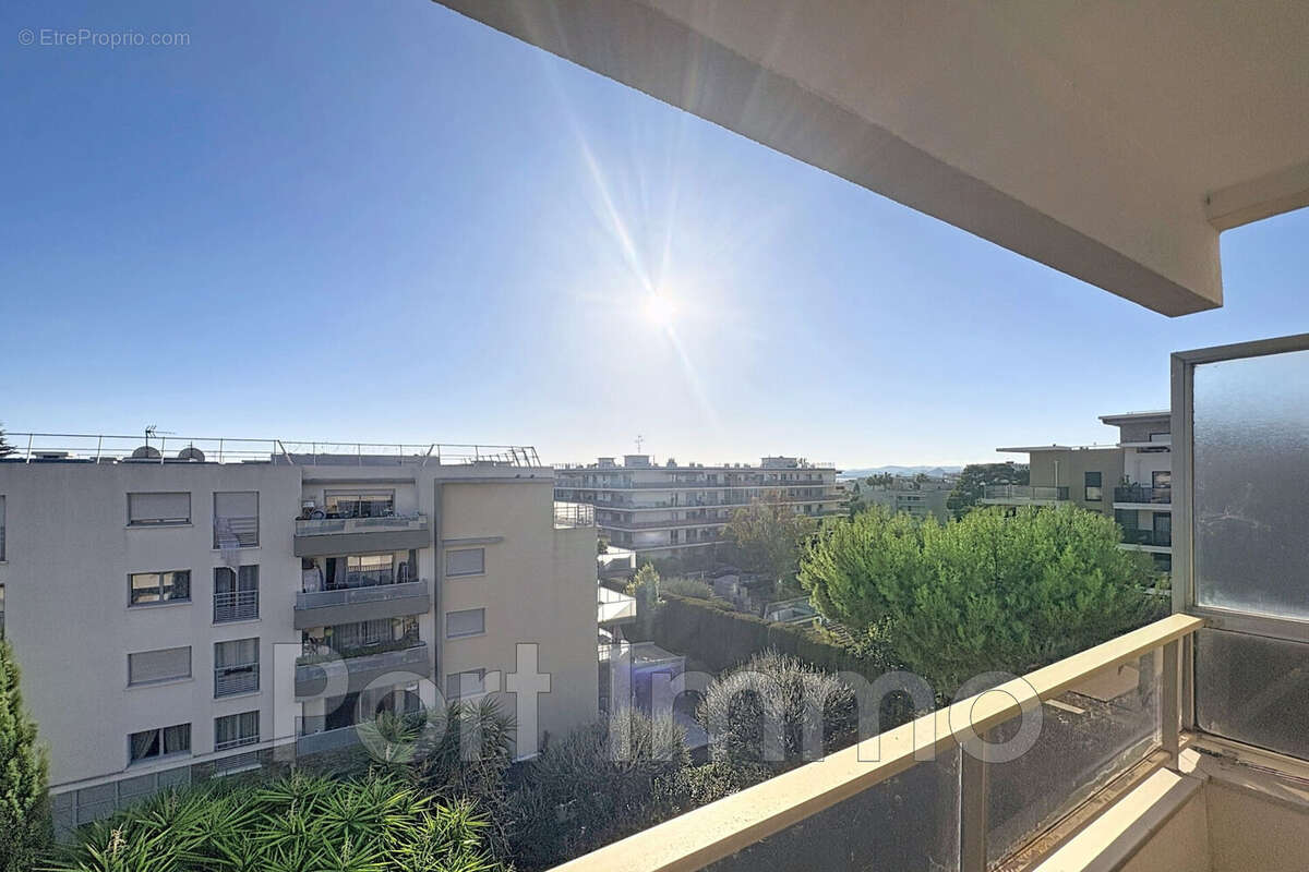 Appartement à SAINT-LAURENT-DU-VAR