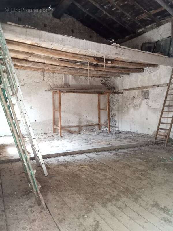 Entrepot avec garage et remises ! - photo 9