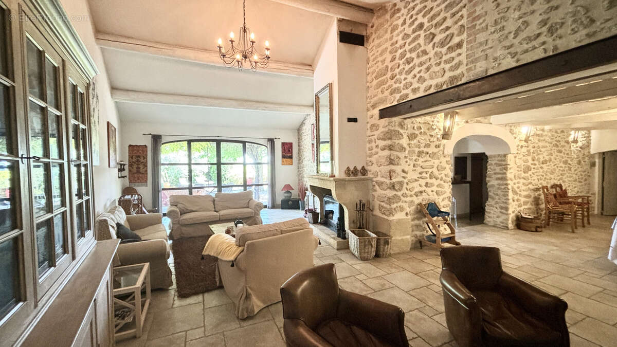 Maison à CAMARET-SUR-AIGUES