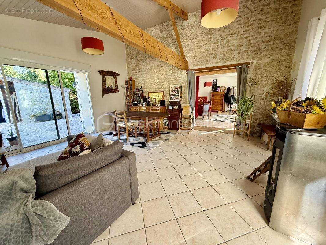 Maison à NIEUL-LES-SAINTES