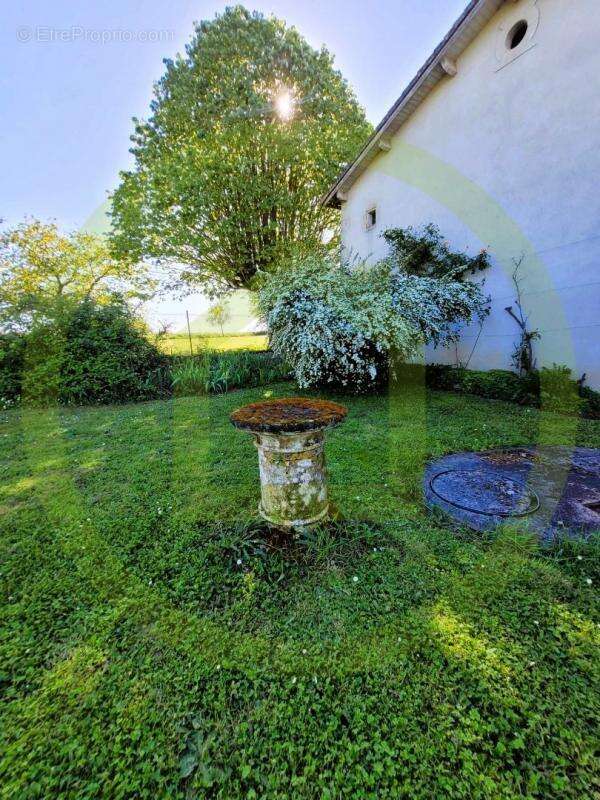 Maison à NIEUL-LE-VIROUIL