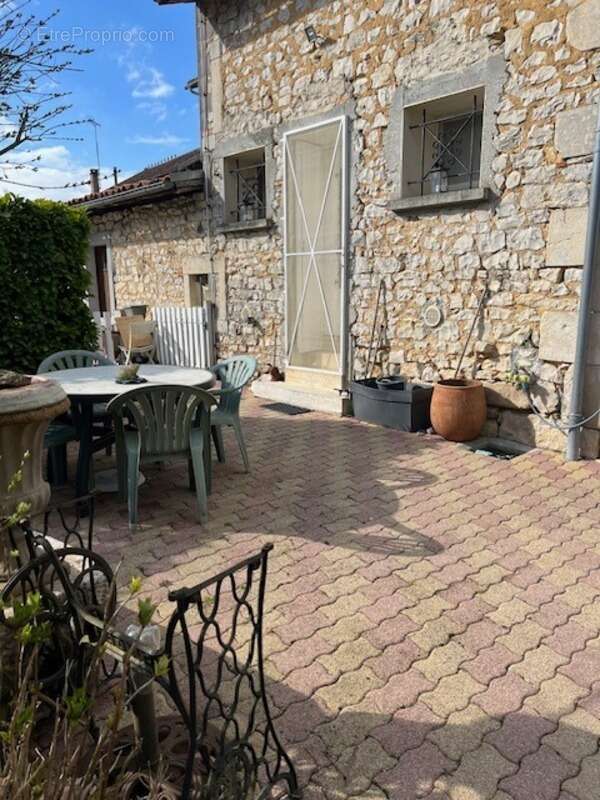 Maison à vendre 4 pièces CHAMPAGNE MOUTON (16) - photo 3