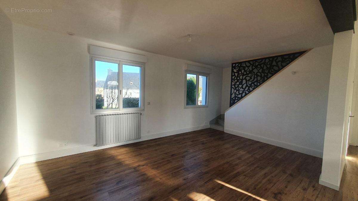 Maison à CHATEAUNEUF-DU-FAOU