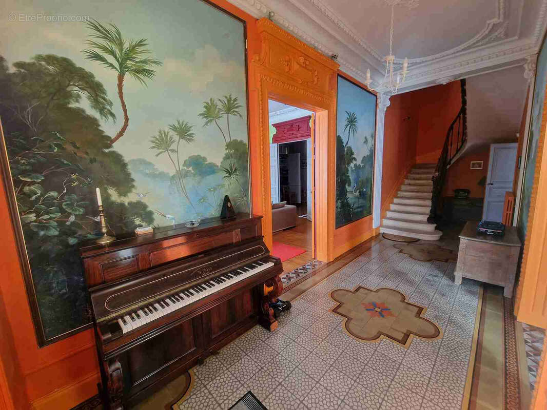 Maison de maître avec dépendances et piscine - photo 15