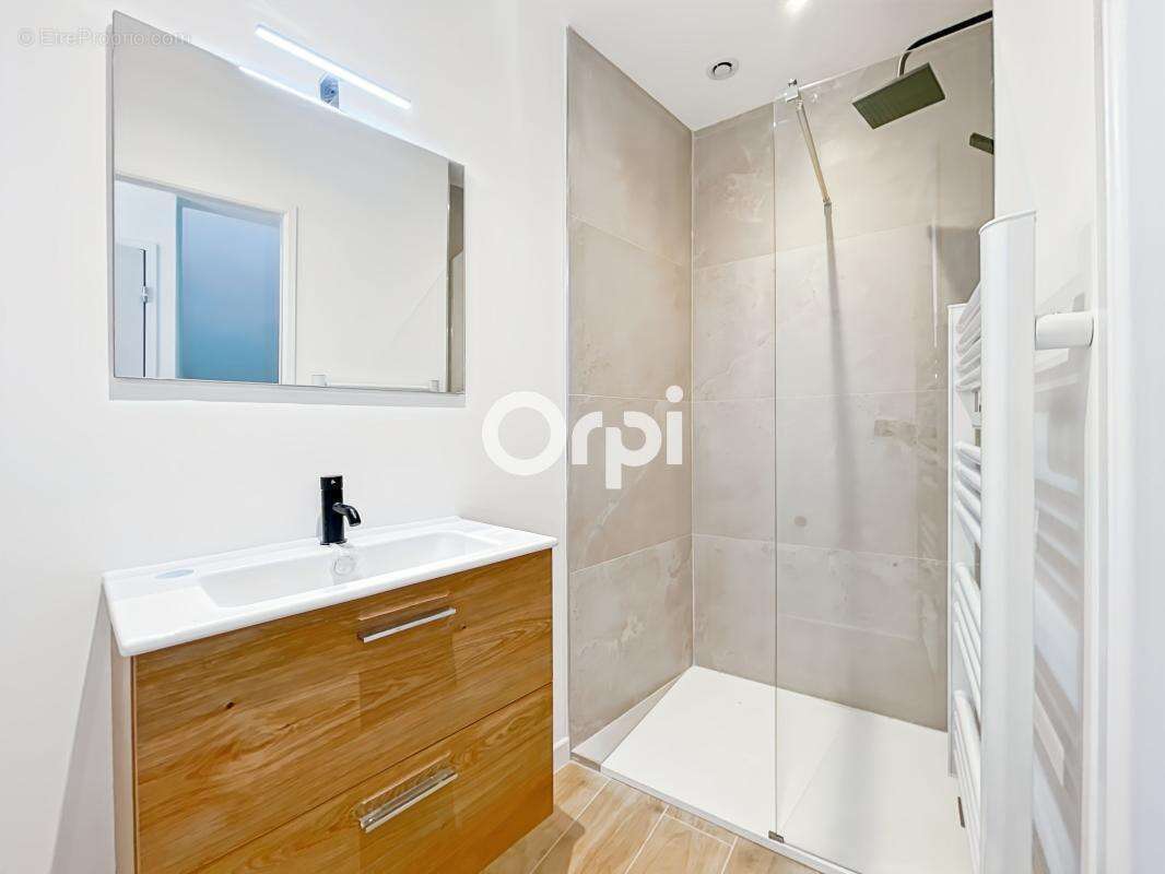 Appartement à CEYRESTE