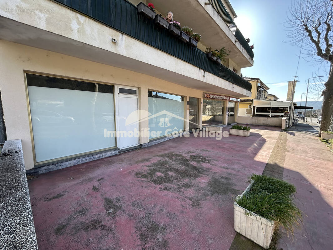 Commerce à CONTES