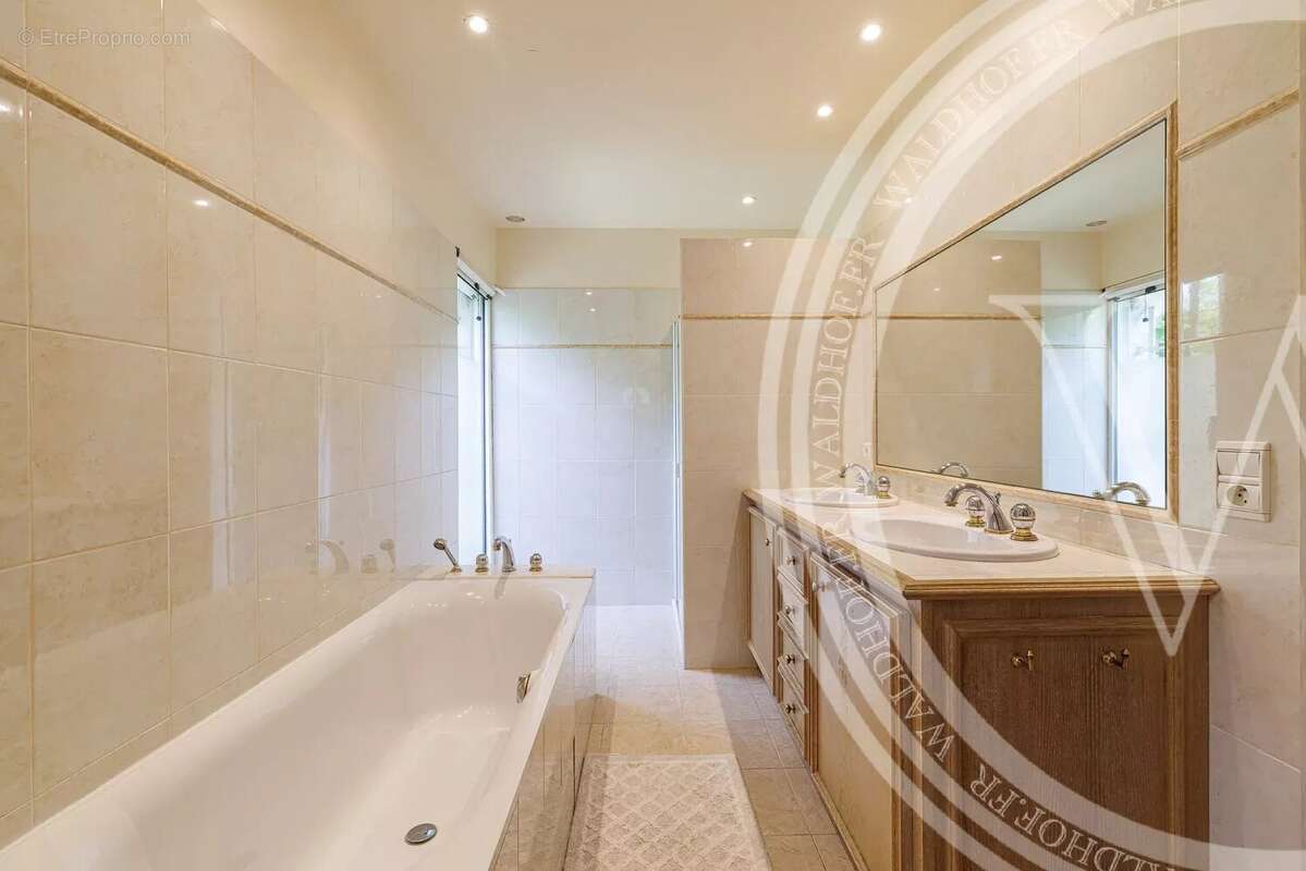 Maison à ROQUEFORT-LES-PINS