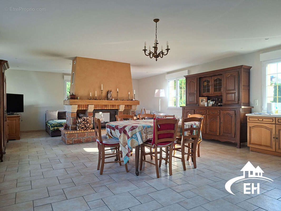 MAISON DE 181 M² - 4 CHAMBRES - Bâtiment de 215 m² - photo 2
