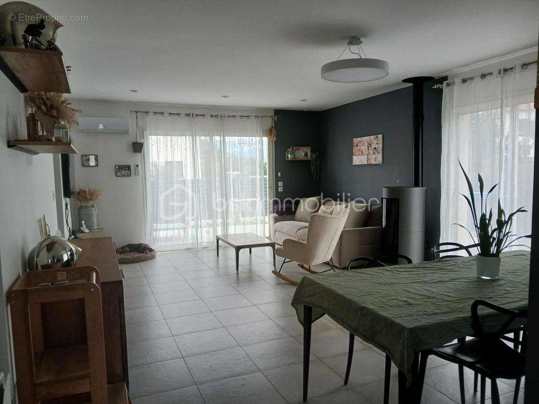 Maison à PEZILLA-LA-RIVIERE