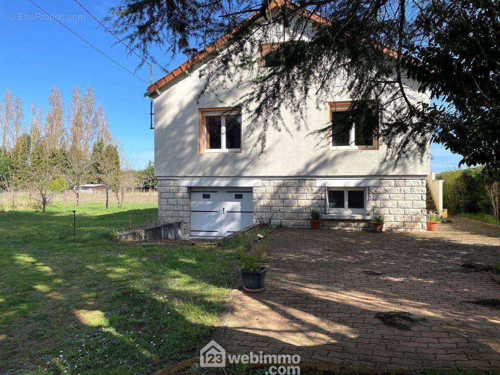 ... la maison sur sous-sol semi-enterré avec espace pavé... - Maison à CHATELLERAULT
