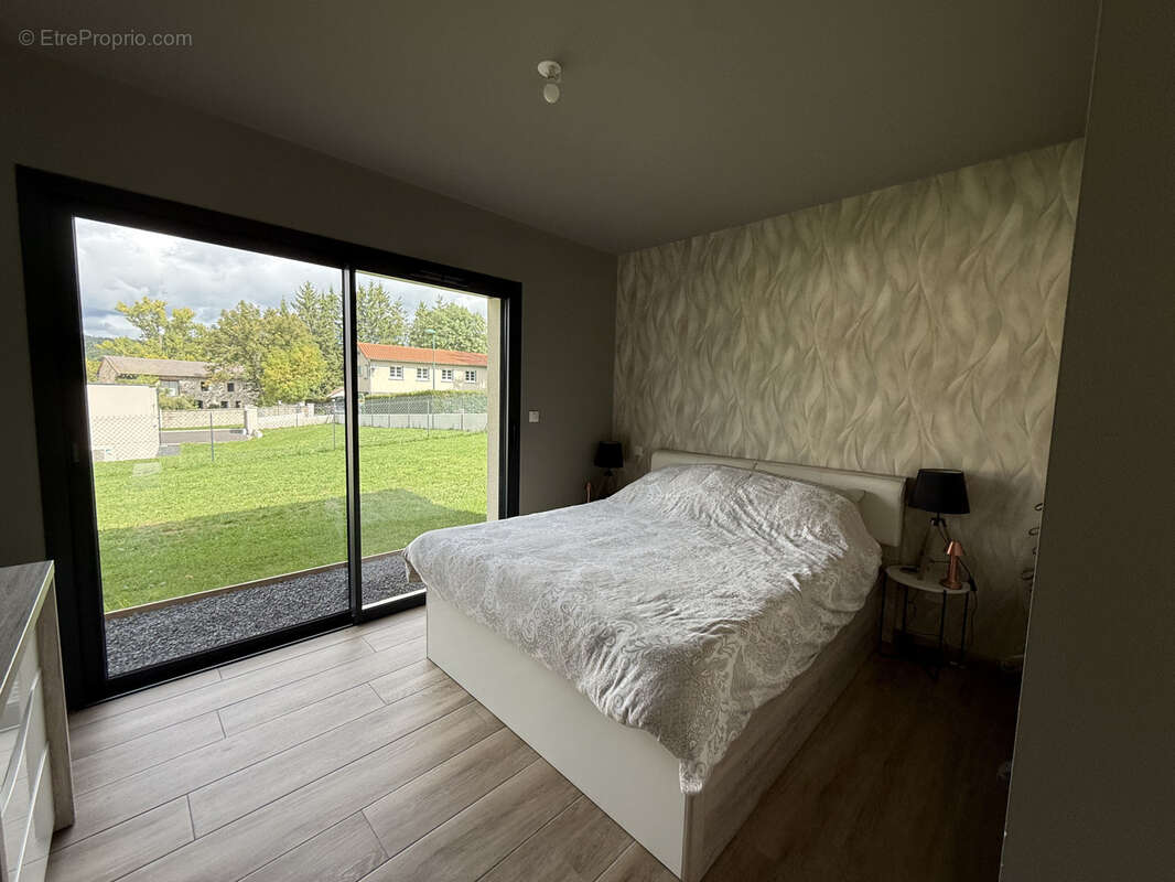 Maison à SAINT-JULIEN-CHAPTEUIL