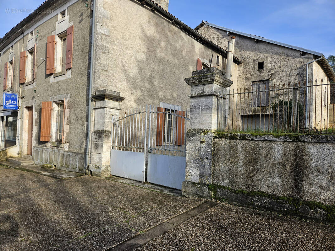 Maison à CHAMPAGNAC-DE-BELAIR