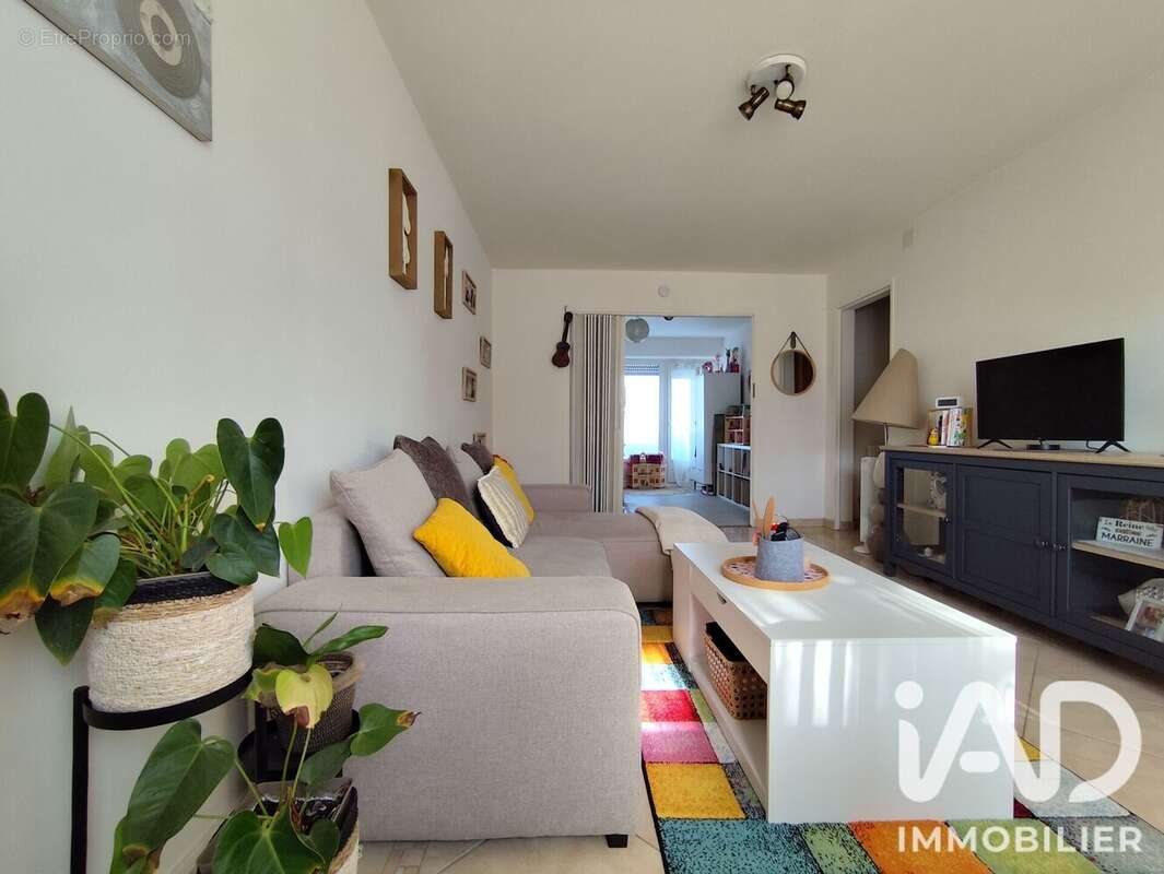 Appartement 65 m² à Saint-Jean-De-La-Ruelle  - photo 2