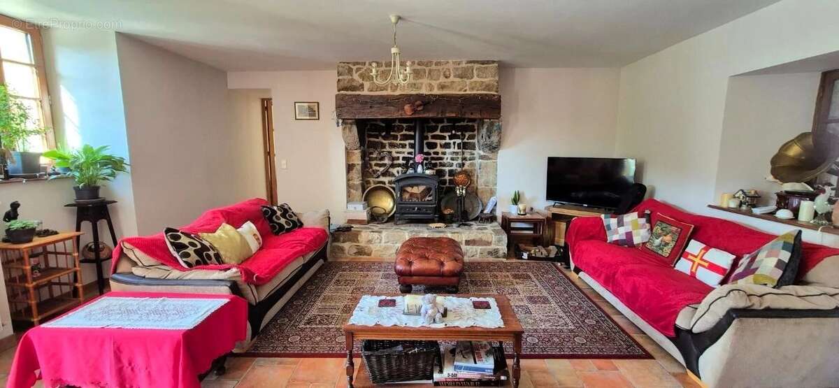 Maison à SAINT-GEORGES-DE-ROUELLEY