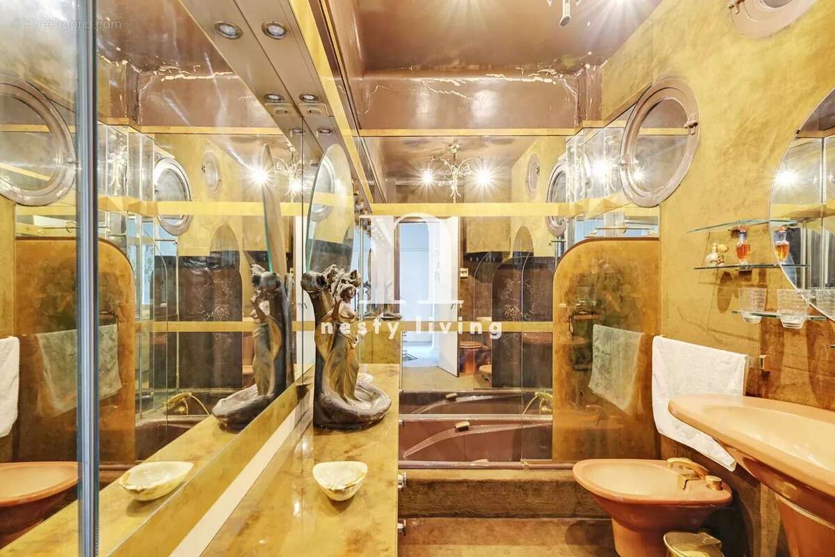 Appartement à PARIS-16E