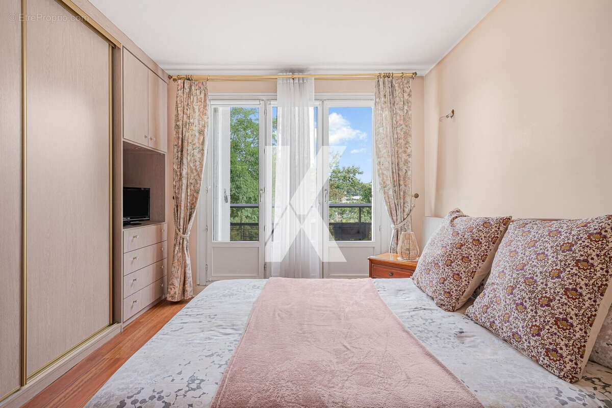 Chambre 2 avec dressing intégré - Appartement à L'ISLE-ADAM