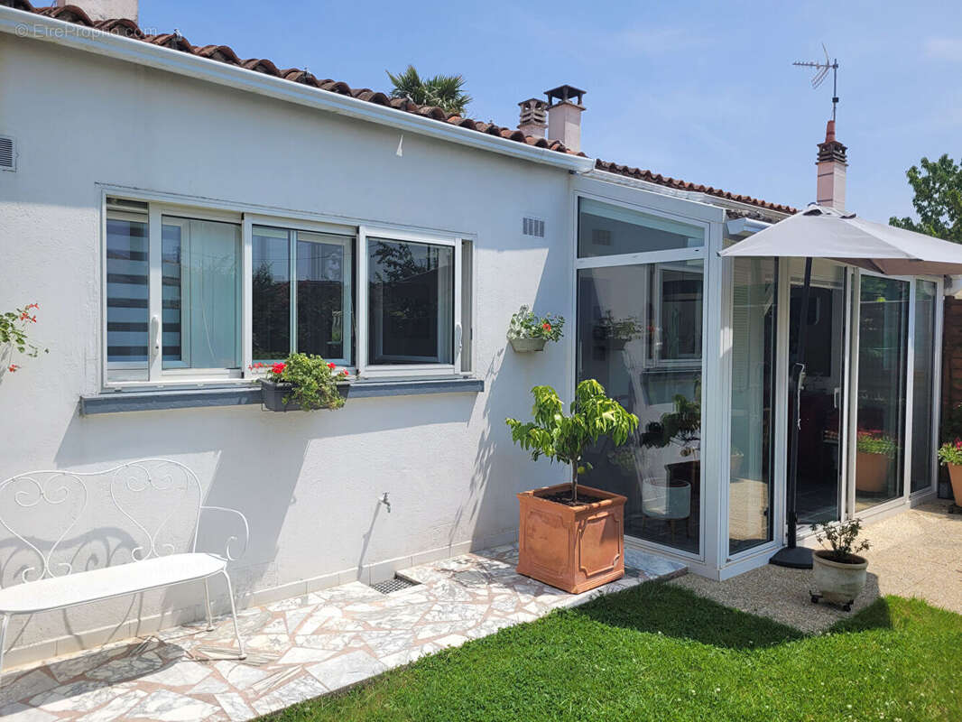 ROCHEFORT secteur gare maison en parfait état de plain pied  avec jardin clos de 367 m² - Garage - photo 2