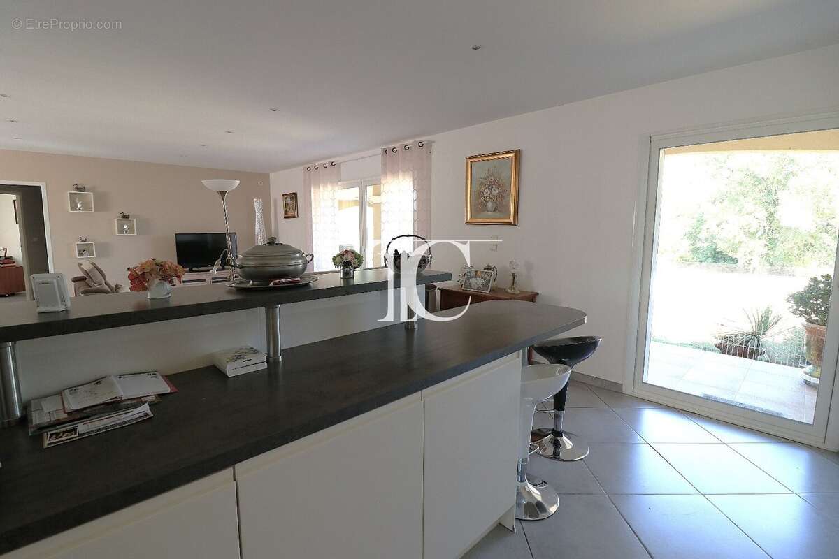 Maison en parfait état, 4 chambres dont une suite parentale avec dressing et salle d'eau, sur 2257 m² paysagés. - photo 8