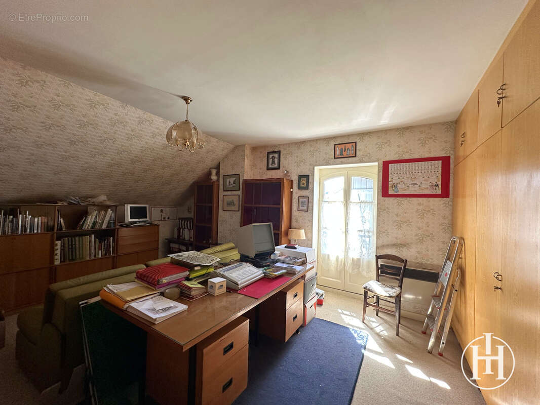 À SAISIR : Grande maison de ville avec dépendances et terrain - - photo 9