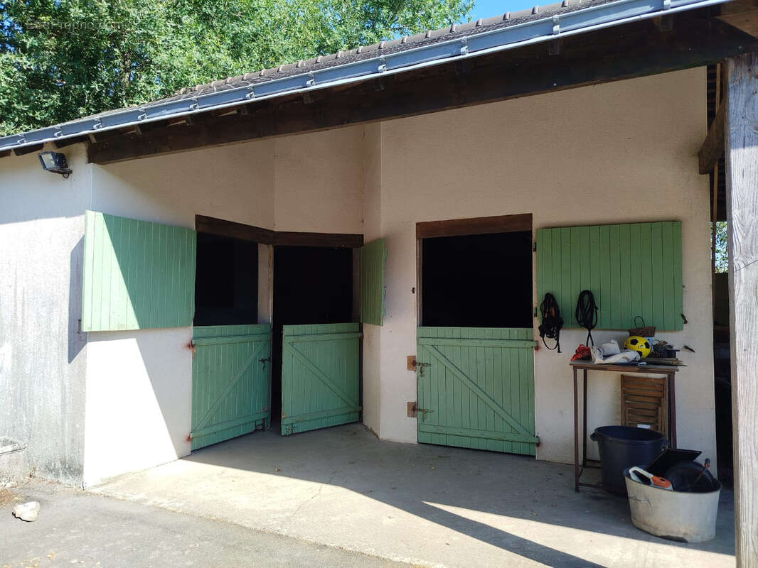 Propriété de caractère avec boxes à chevaux et dépendances - photo 21
