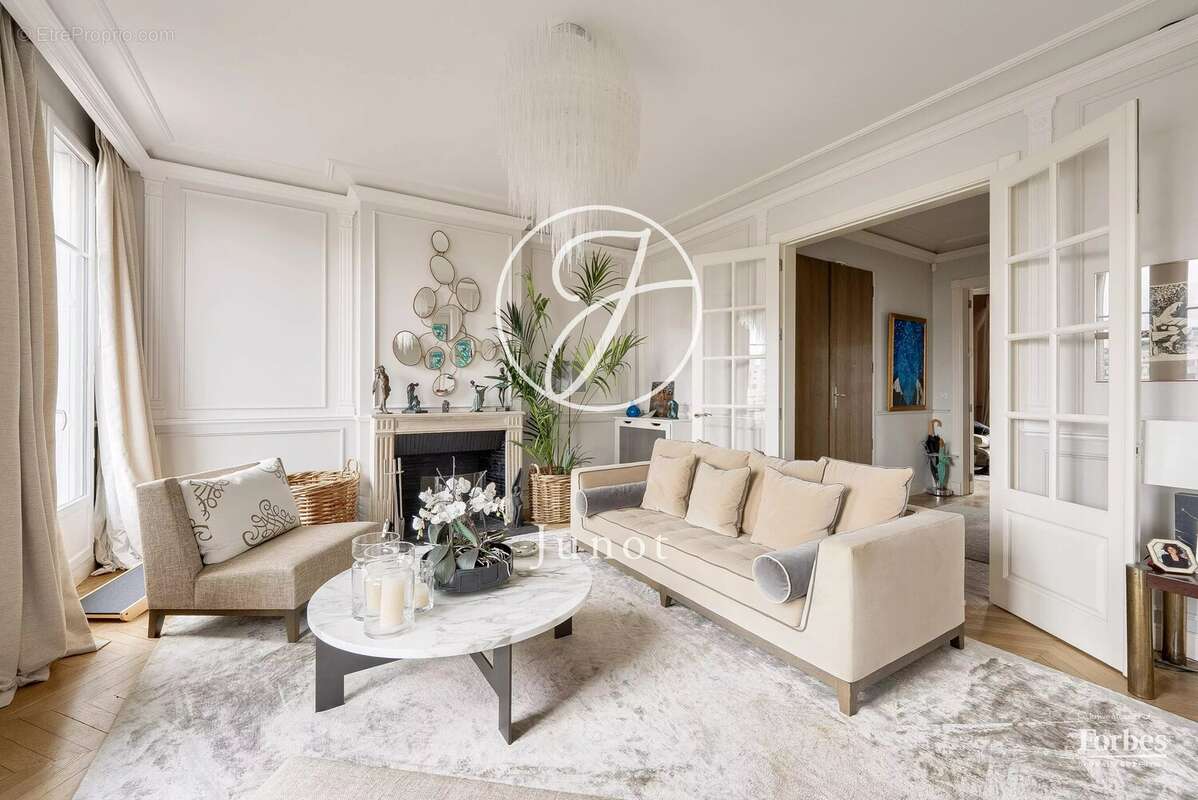 Appartement à PARIS-16E