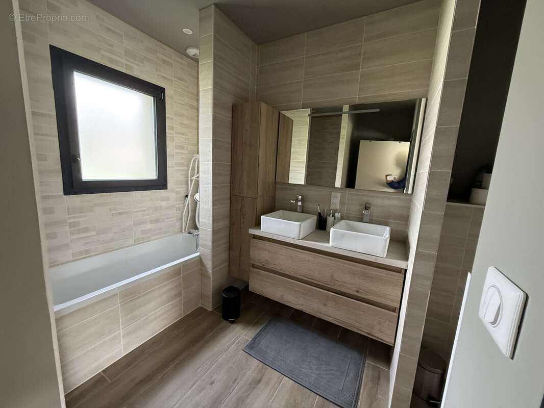 Maison à SAINT-JULIEN-CHAPTEUIL