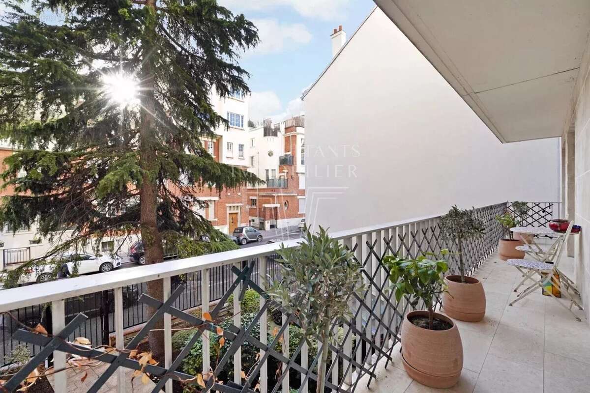 Appartement à PARIS-16E