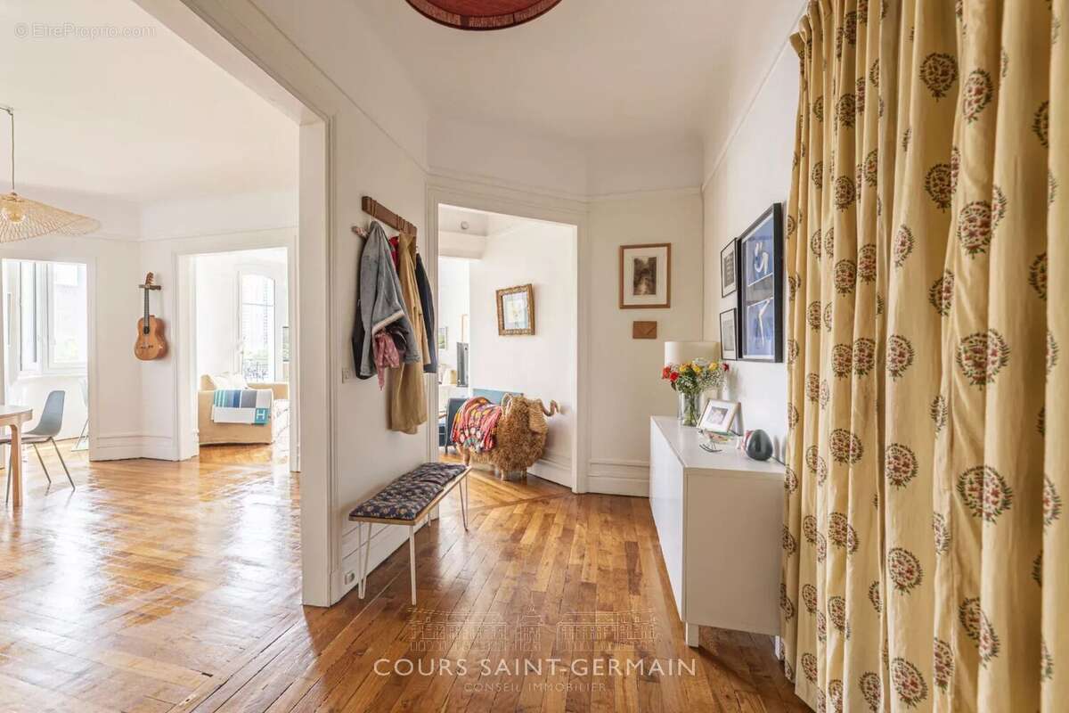 Appartement à PARIS-16E