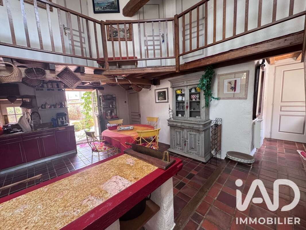 Maison 250 m² à Vanzay  - photo 5