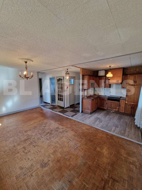 2 - Maison à MAUROUX