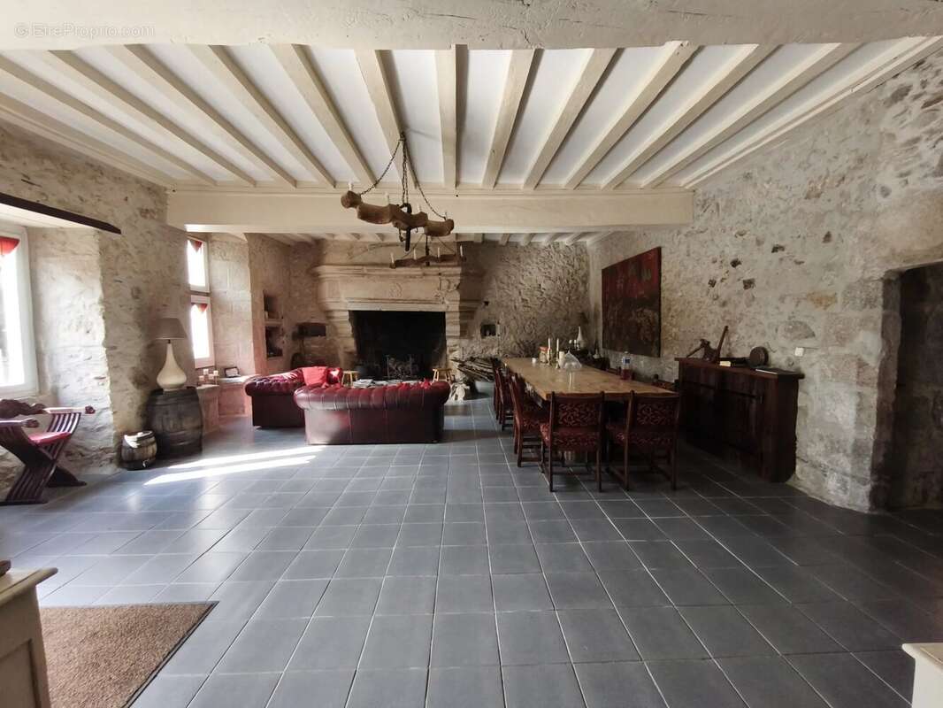 Domaine de Campagne Élégant du XIIIe Siècle avec Bois, Camping & Dépendances - photo 5