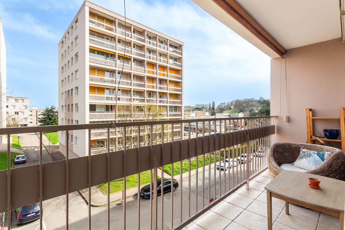Balcon avec vue dégagée - Appartement à OULLINS