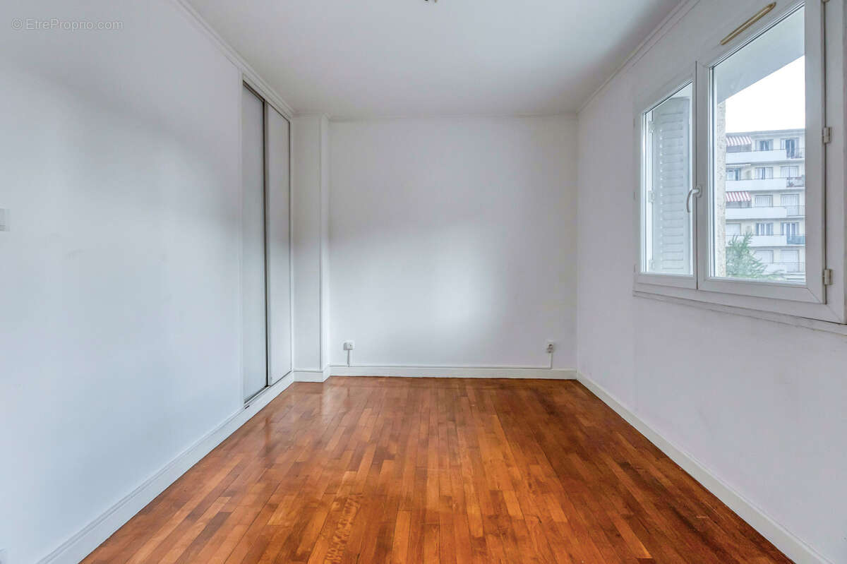 Rue des Alliés - Lumineux T3 de 61.03m2 traversant avec balcon - vue sur la Bastille - photo 8