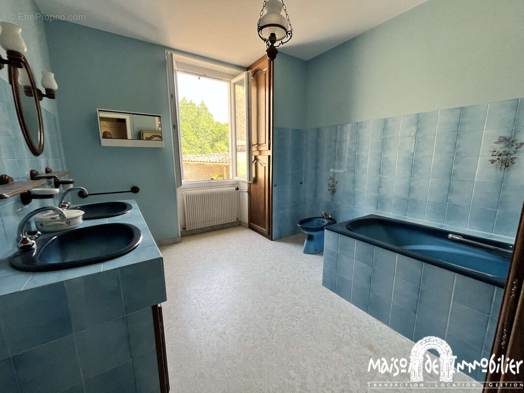 À Vendre à LOUZAC SAINT ANDRÉ - Spacieuse maison Charentaise - 210m2 - 6 pièces - photo 8