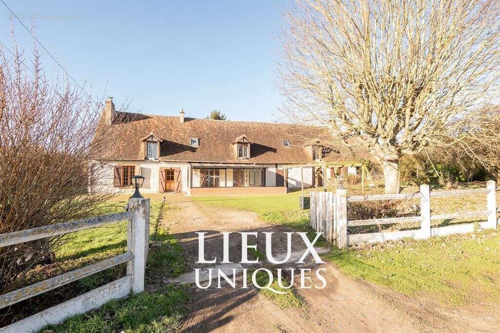 Maison à SAINT-HILAIRE-LA-GRAVELLE