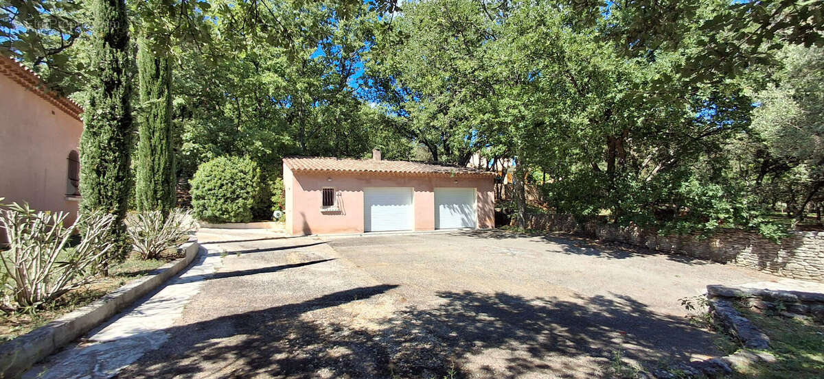 A vendre,  Drôme provençale, Belle Villa de 200 m2, piscine, garages, terrain  arboré de 3400m². - photo 2