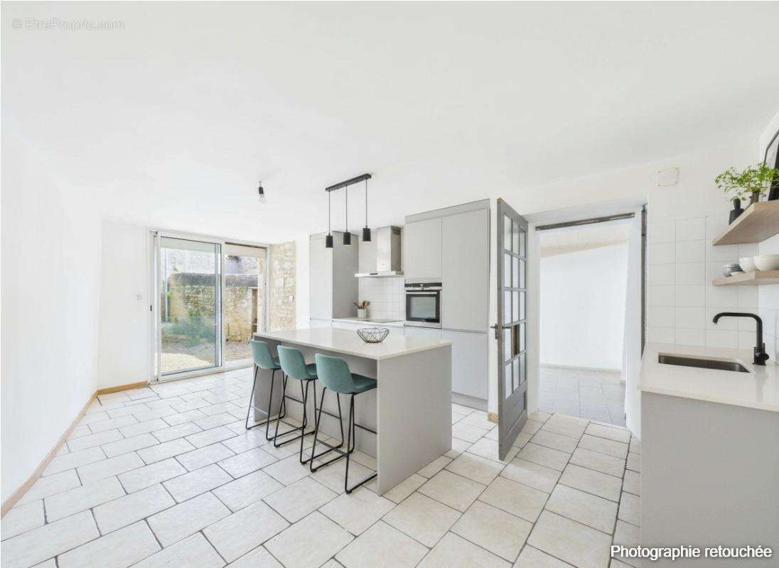 Maison de 165 m 2  à Mirebeau , 4 chambres, cour, garage, caves - photo 6