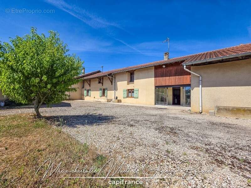 Longère avec double garage et dépendances - photo 3