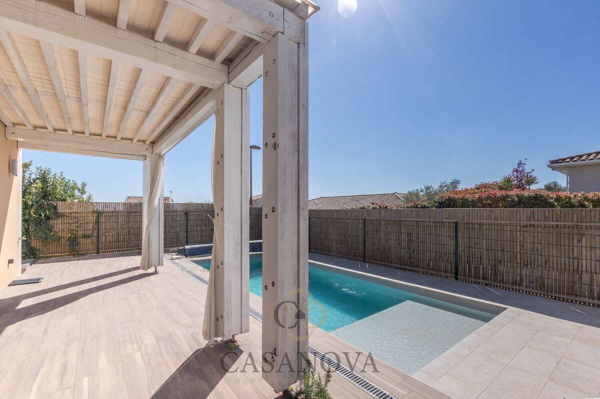 Maison à SAINT-CLEMENT-DE-RIVIERE