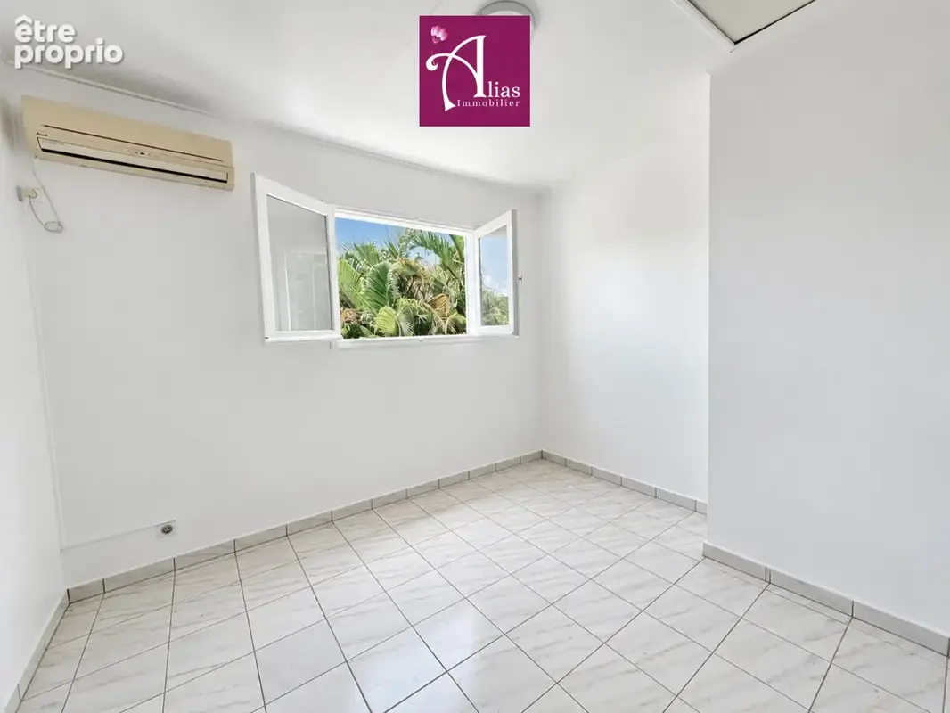 À VENDRE - Villa F4 avec petite piscine + T2 indépendant au Gosier - photo 8